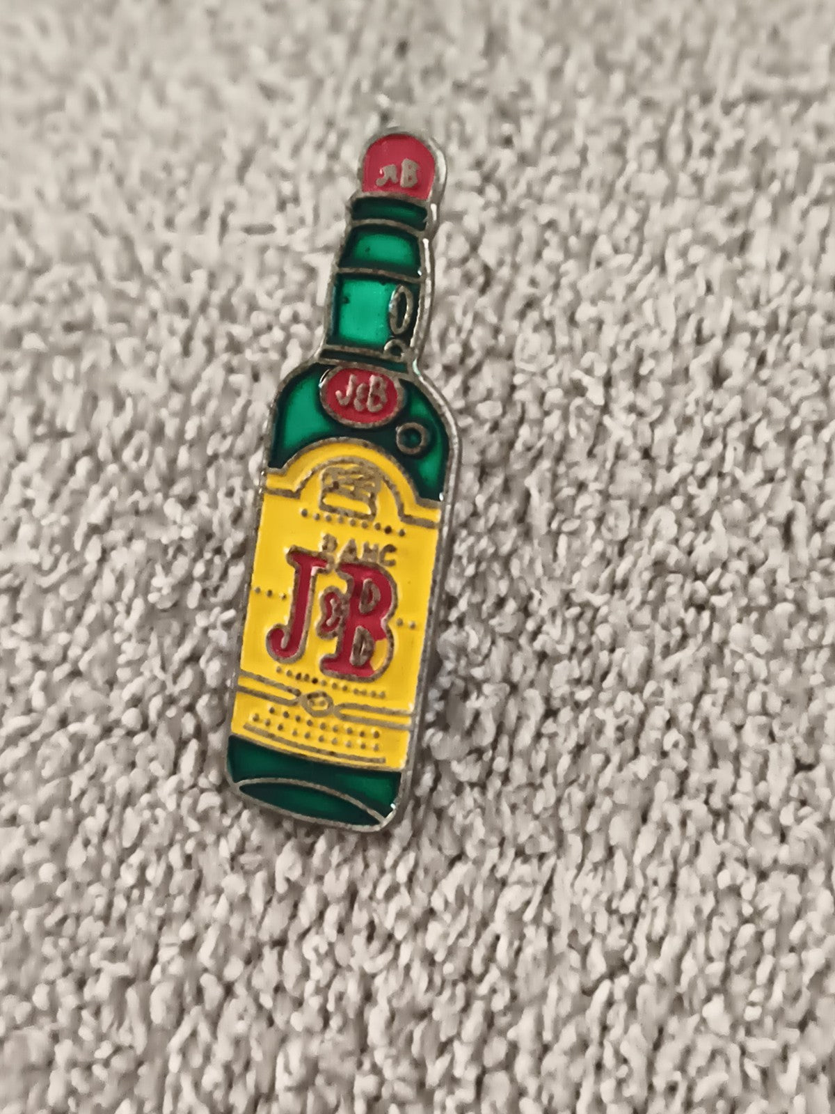 Pin's bouteille J&B vintage émaillé, badge whisky pub bar (Ref 6)