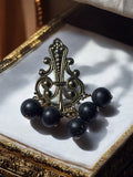 Pendentif ancien fantaisie, breloque métal doré et perles noires vintage