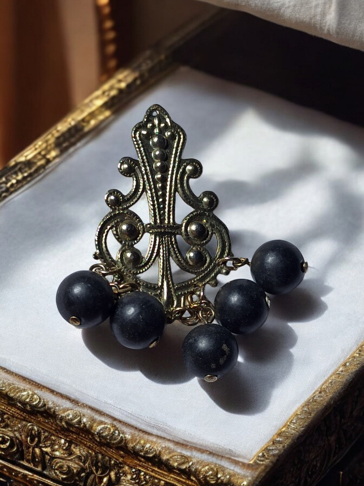 Pendentif ancien fantaisie, breloque métal doré et perles noires vintage