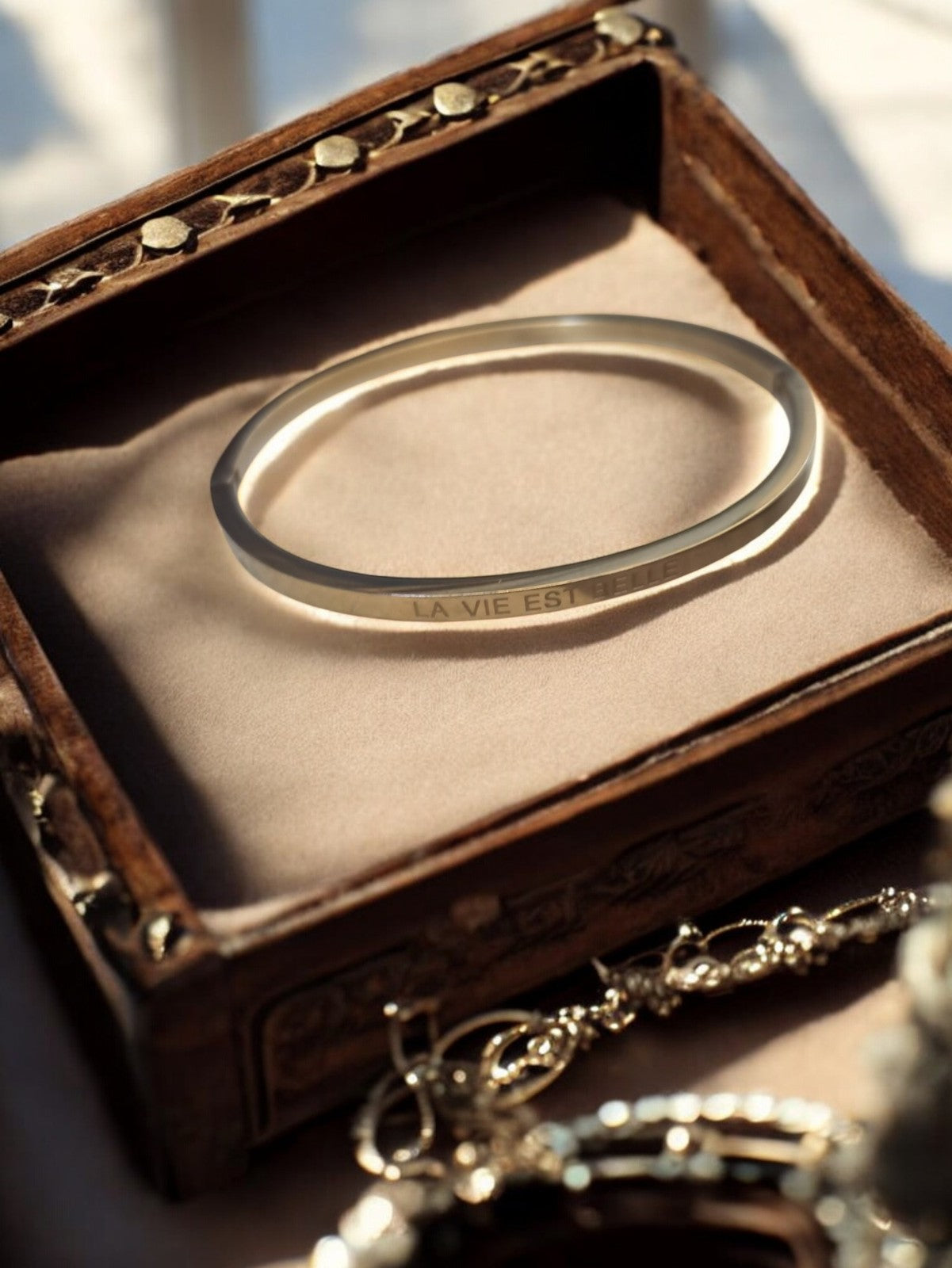 Bracelet fantaisie vintage en métal gravé "la vie est belle"