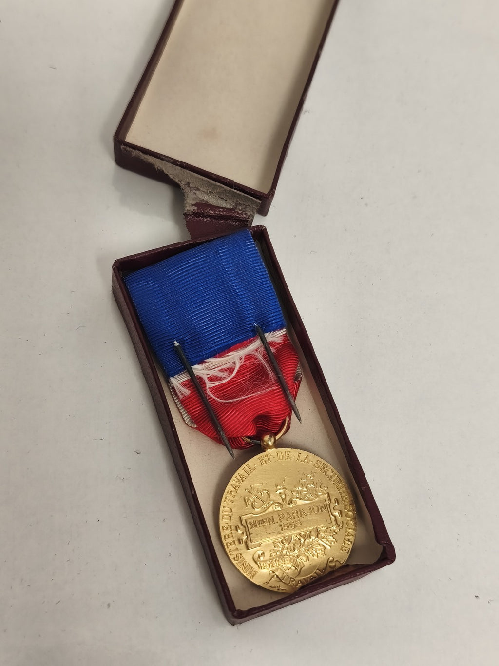 Médaille du travail ancienne 1955 dorée ruban bleu rouge boîte déco France