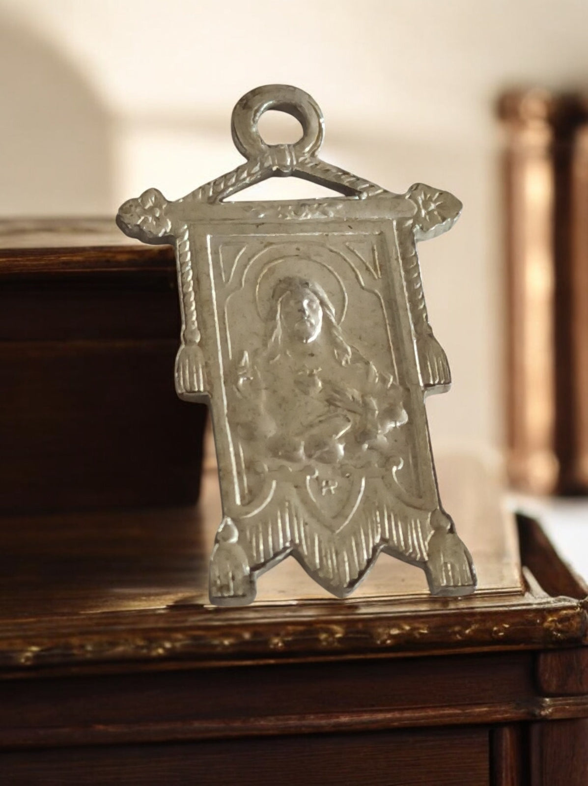 Pendentif religieux catholique ancien en métal