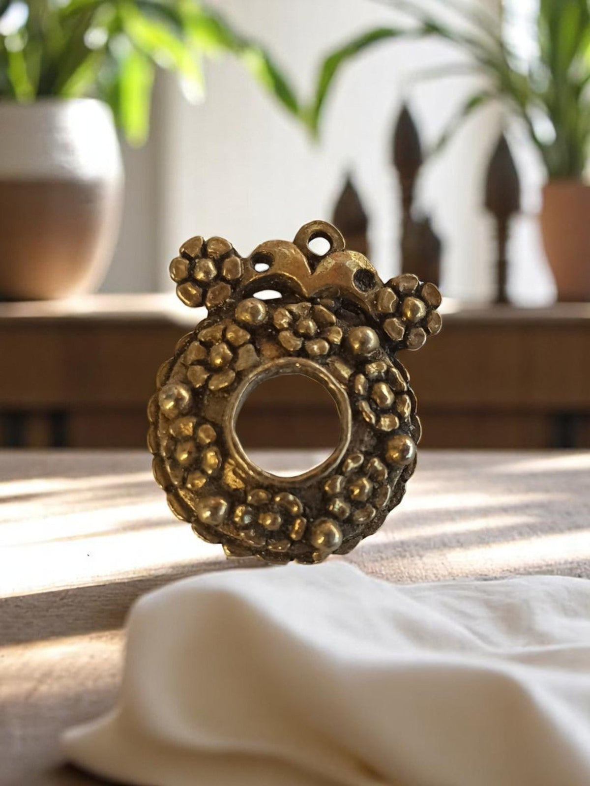 Vintage-Anhänger, rund, florales Dekor, vergoldetes Metall, 1950er Jahre, Deadstock, Retro-Schmuck