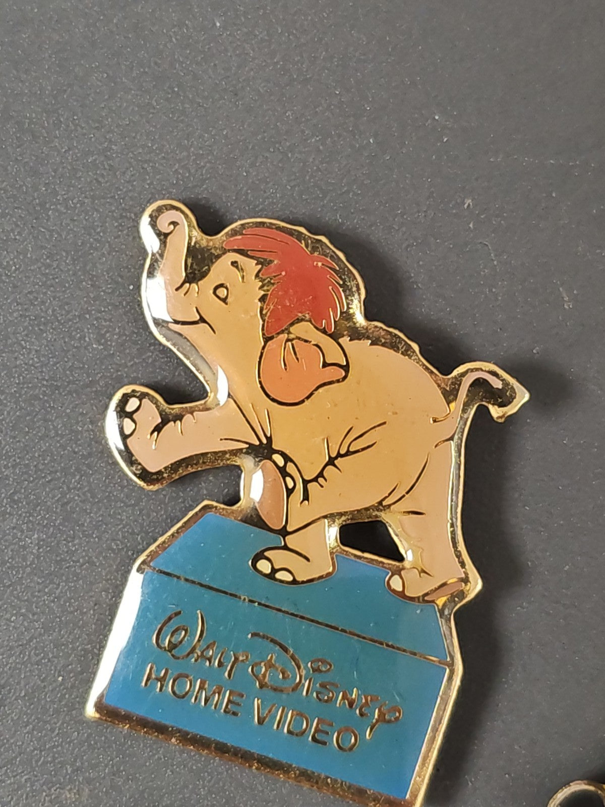 Pin's rétro ancien Walt Disney Home Video collection vintage rare occasion