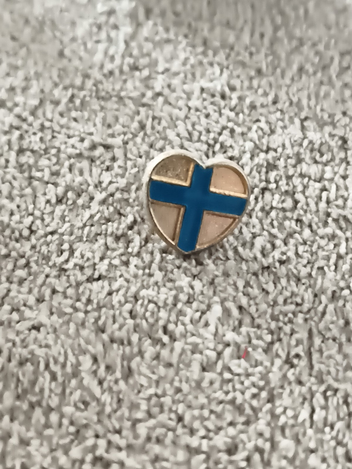 Pin's vintage cœur drapeau Finlande émaillé bleu blanc (Ref 8)