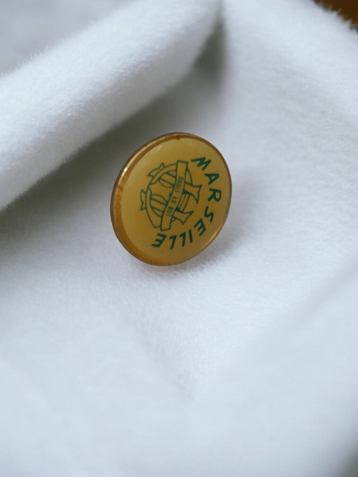 Pin's vintage Olympique de Marseille badge rond rétro jaune OM football