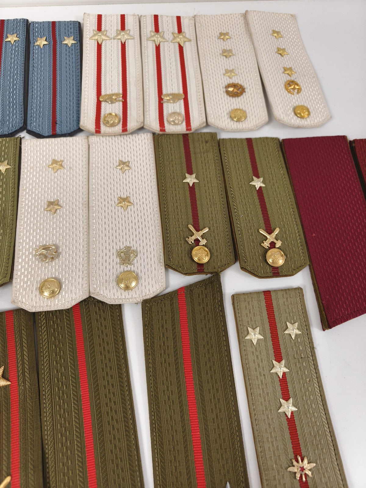Ancien lot de pattes d?épaule militaires russes, galons et étoiles