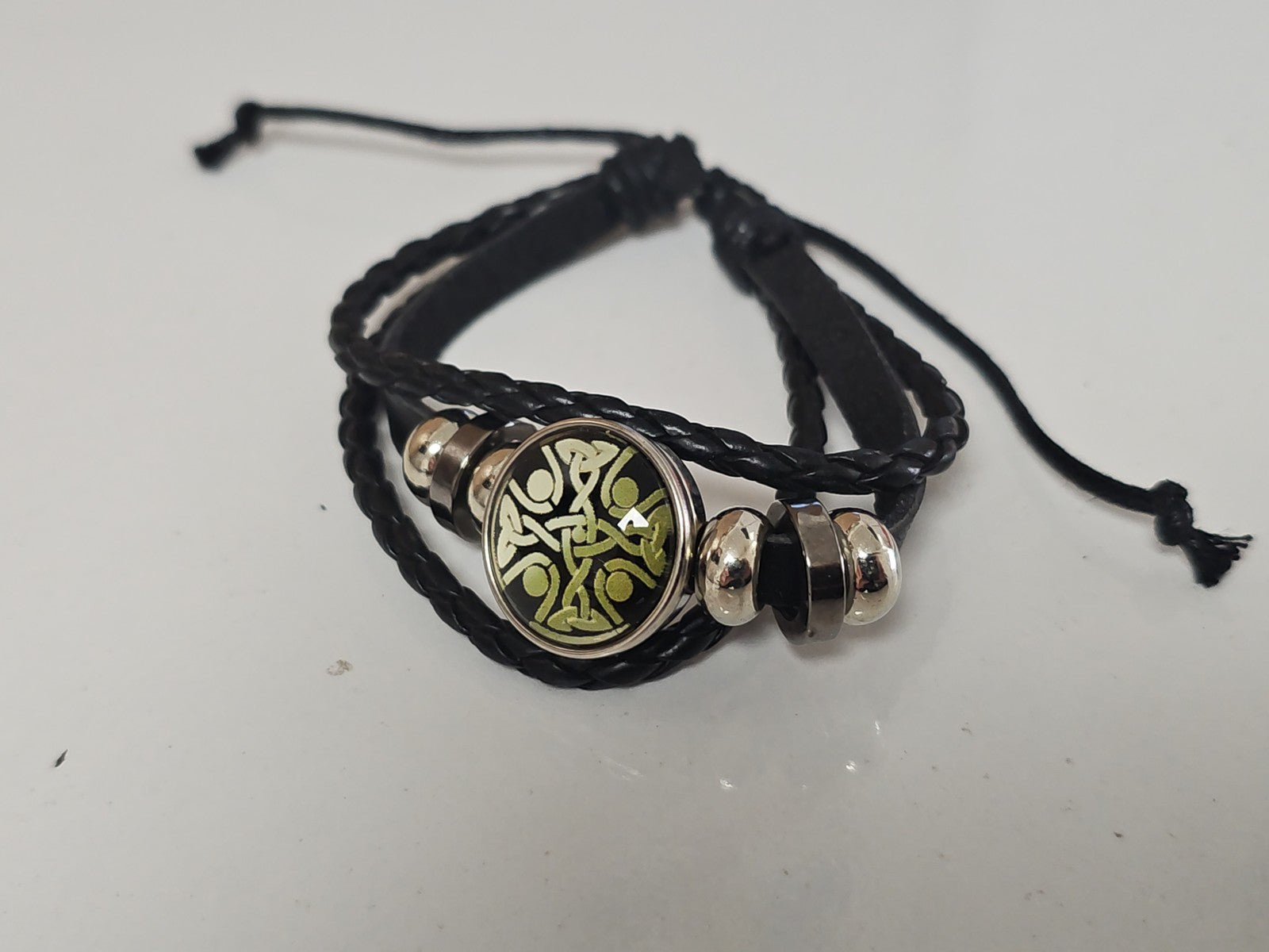 Bracelet fantaisie élégant couleur dorée, bijou mode femme, accessoire tendance