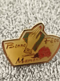 Pin's vintage Bonne Fête Maman, main priante, rose, style rétro ancien (Ref 2)