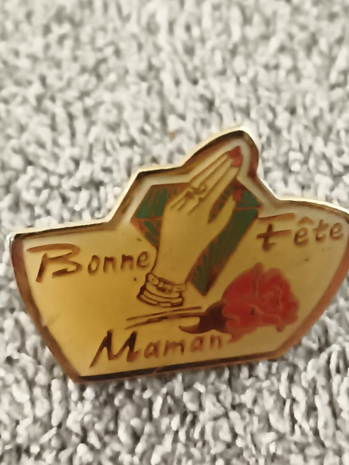 Pin's vintage Bonne Fête Maman, main priante, rose, style rétro ancien (Ref 2)