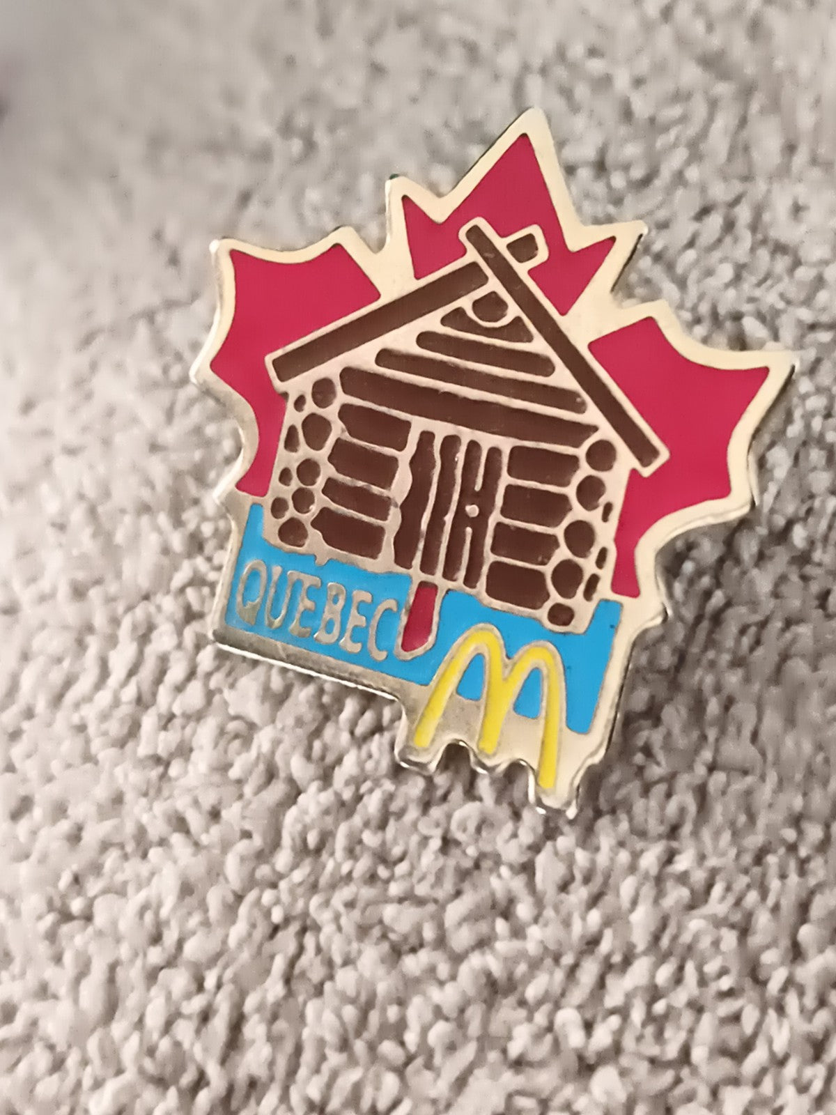 Pin's vintage McDonald's Québec cabane bois érable Canada badge ancien