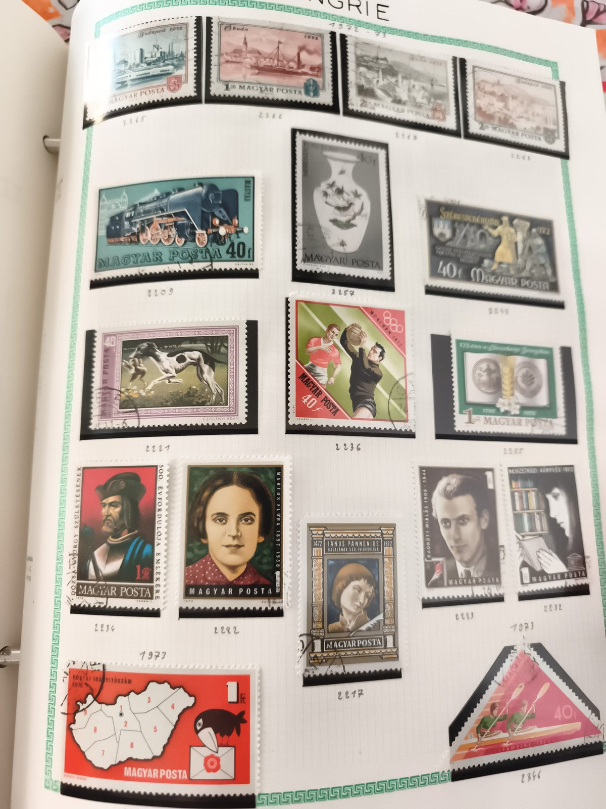 Timbres Hongrie Magyar Posta thématiques sport art portraits lot philatélie