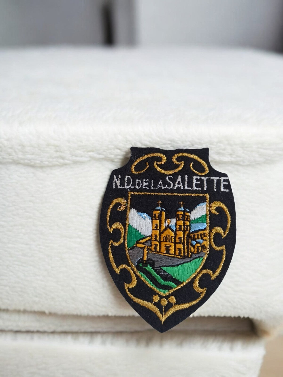 Écusson brodé ancien N.D. de La Salette patch vintage France blason église