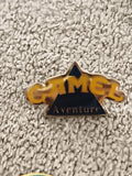 Pin's vintage Camel Aventure triangle émaillé jaune bleu badge ancien (Ref 1)