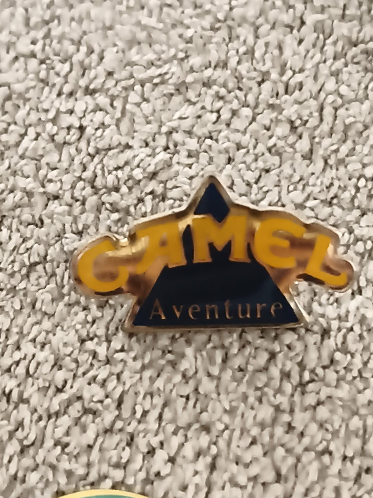 Pin's vintage Camel Aventure triangle émaillé jaune bleu badge ancien (Ref 1)