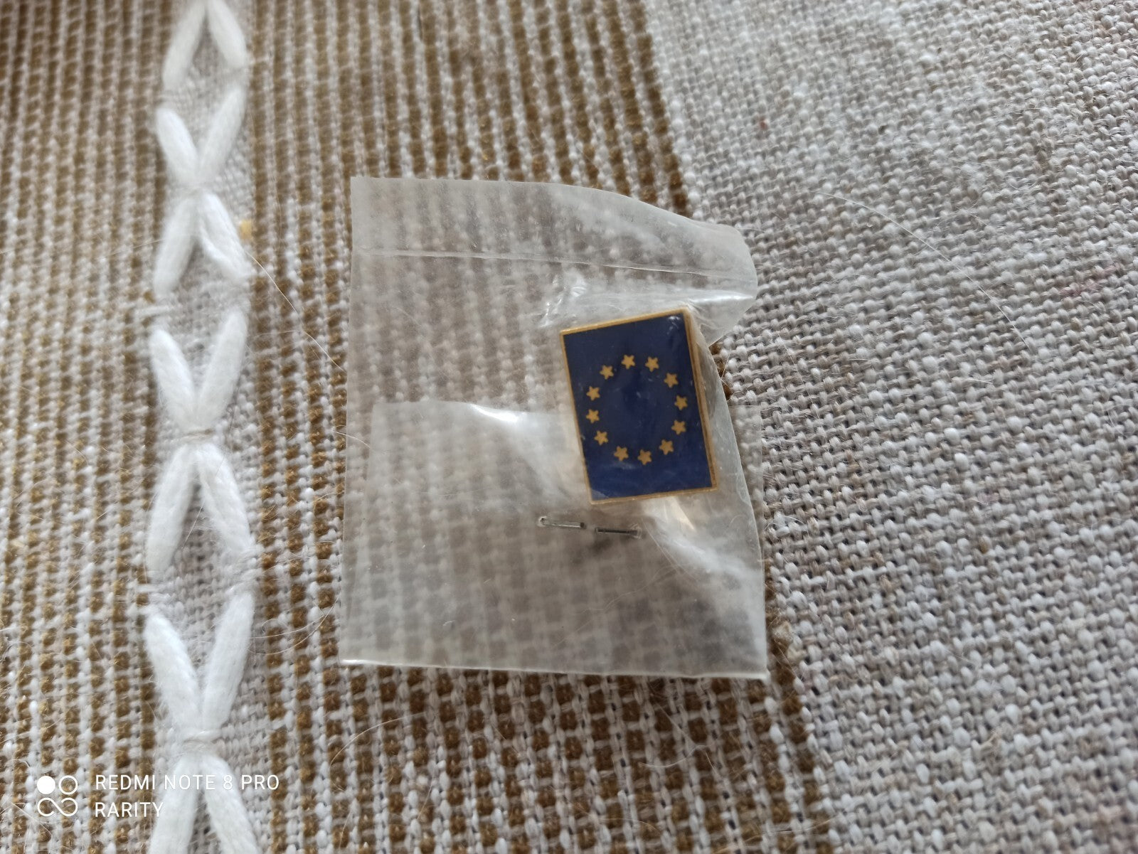 Pin's drapeau Europe vintage, finition dorée, rare, édition ancienne