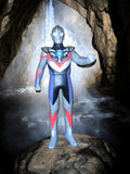 Figurine Ultraman Bandai 2013, robot super-héros, décor argenté et rouge
