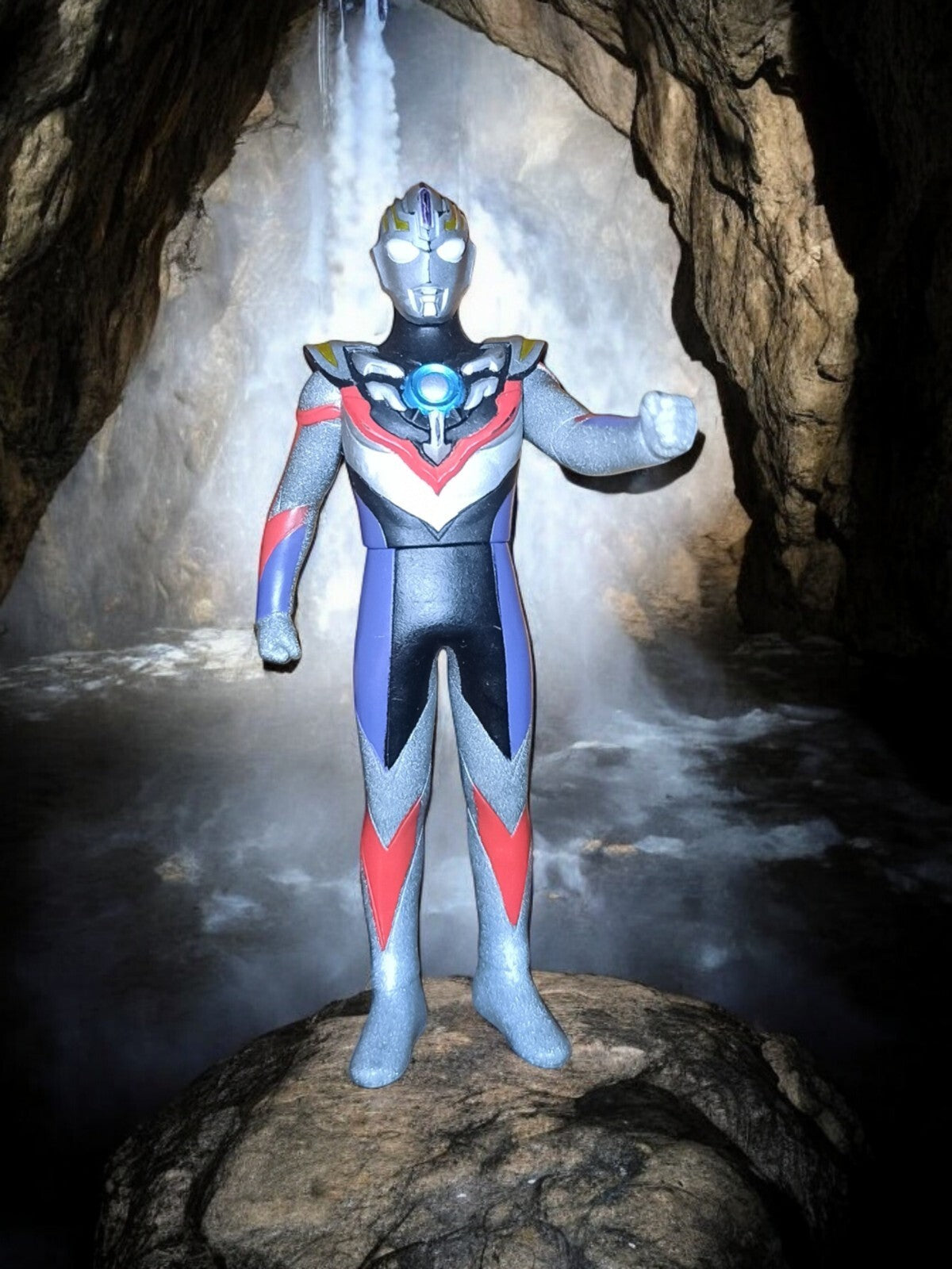 Figurine Ultraman Bandai 2013, robot super-héros, décor argenté et rouge