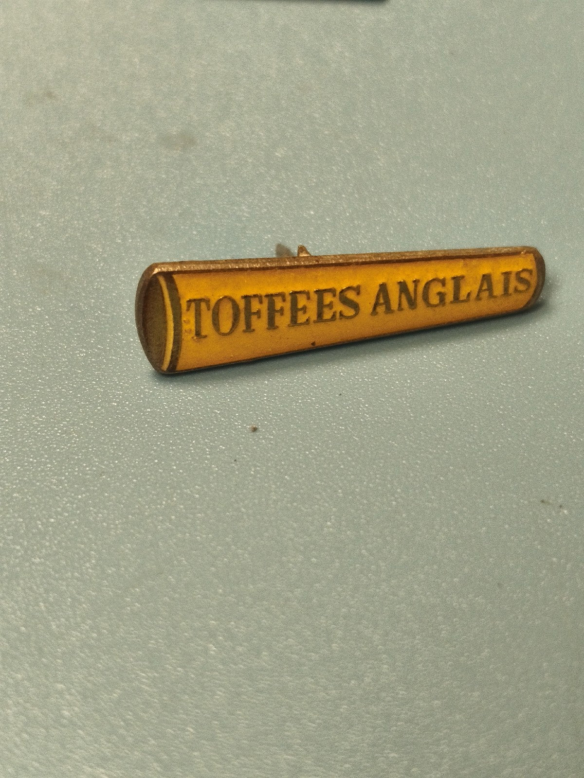 Vintage pin's toffees anglais jaune ancien publicitaire collection (ref 10)