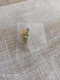 Pin's vintage APM oiseau doré vert – badge rétro ancien accessoire