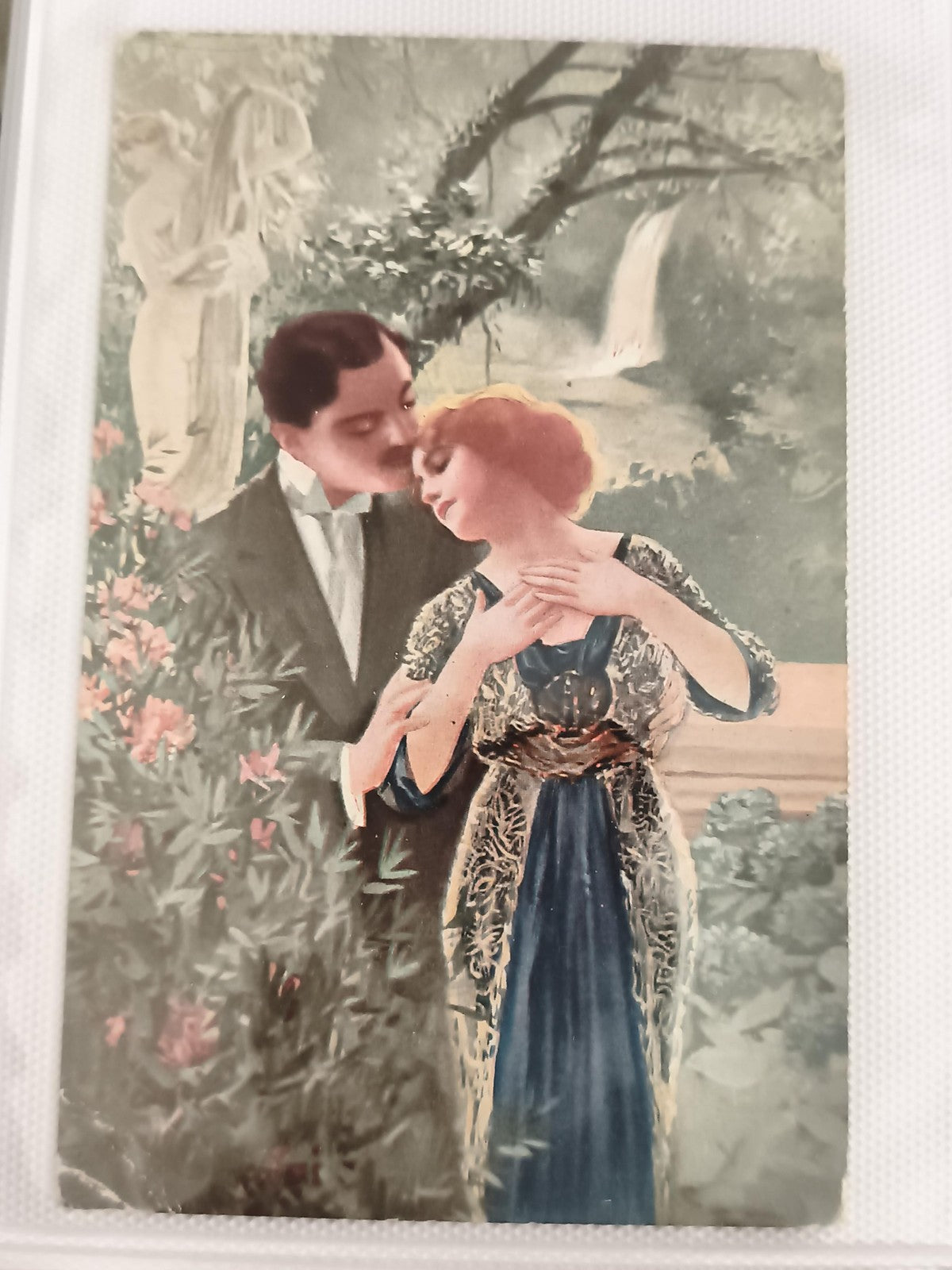 Carte postale ancienne illustrée romantique Art Nouveau couple élégance