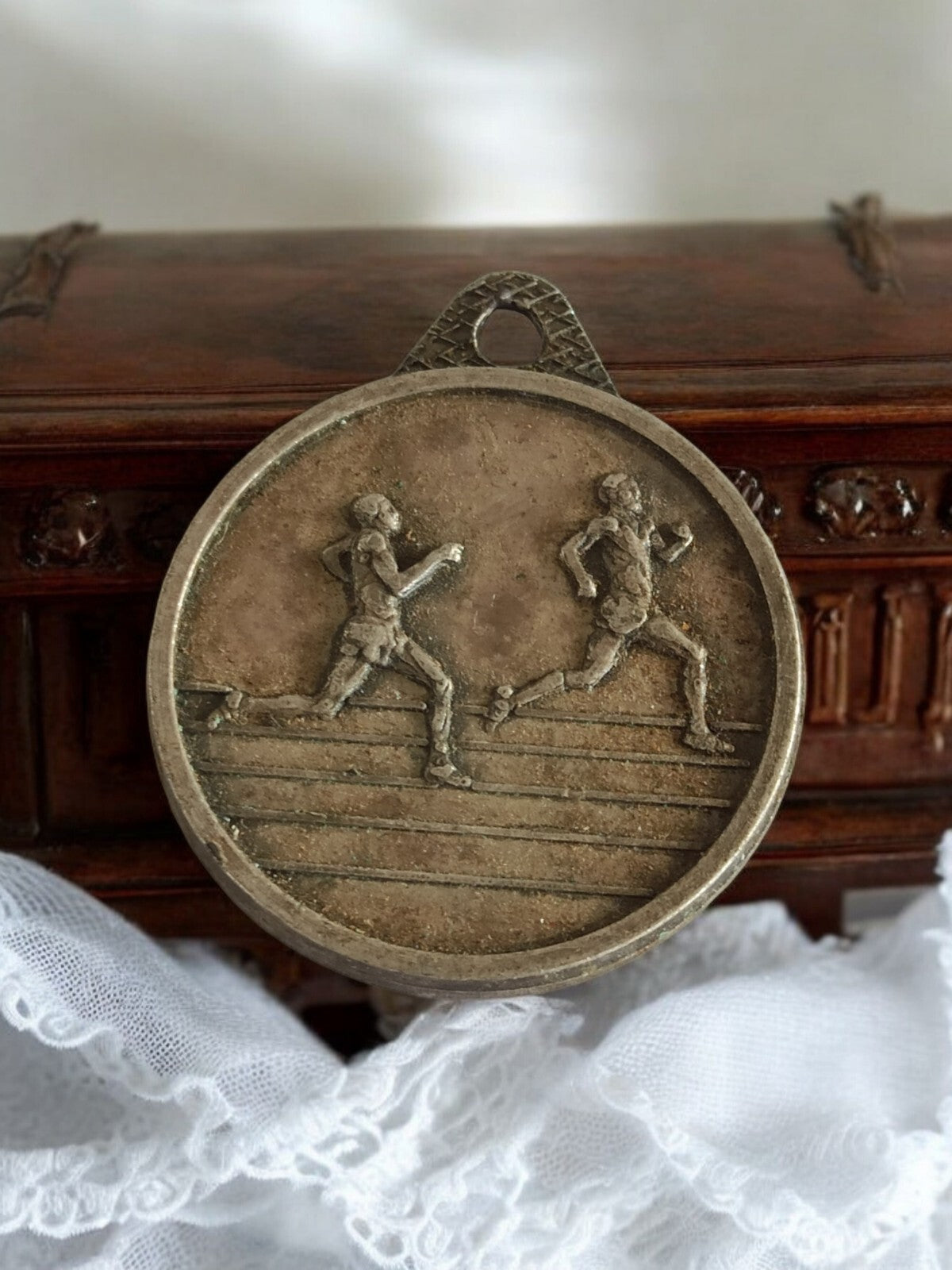 Ancienne médaille française course à pied vintage, athlétisme relief coureurs