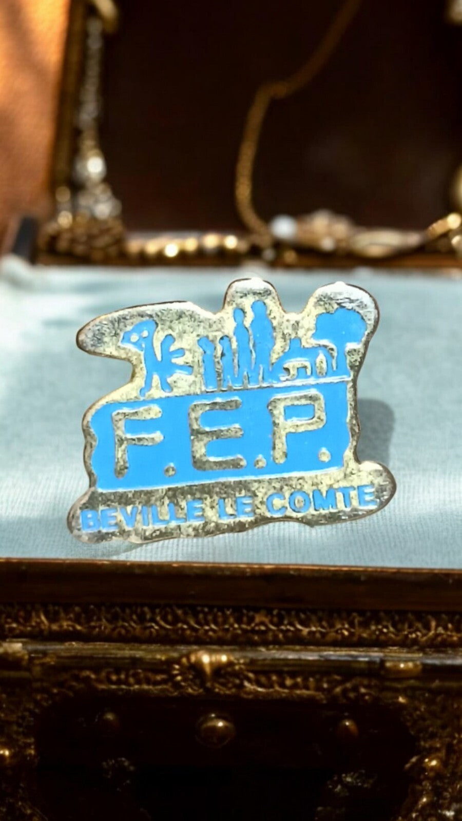 Pin's FEP Béville-le-Comte vintage années 80 bleu rétro badge ancien