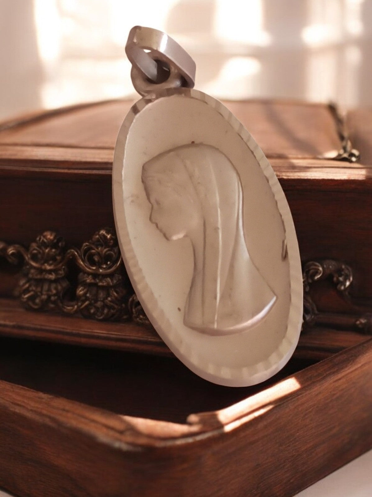 Pendentif religieux catholique vintage métal Vierge profil médaille ovale