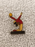 Pin's vintage gymnastique GYMNOVA émaillé rouge jaune sport années 90 (Ref 3)