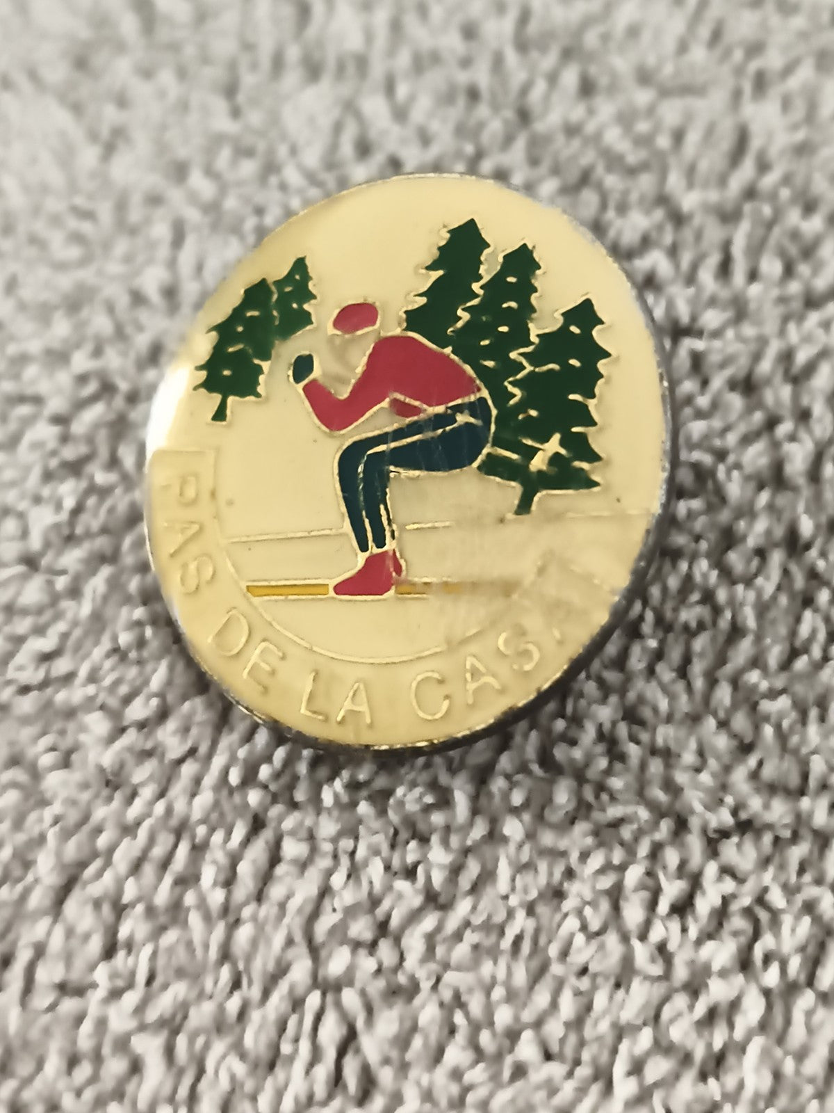 Pin's vintage Pas de la Case skieur émail doré montagne ski ancien (Ref 4)