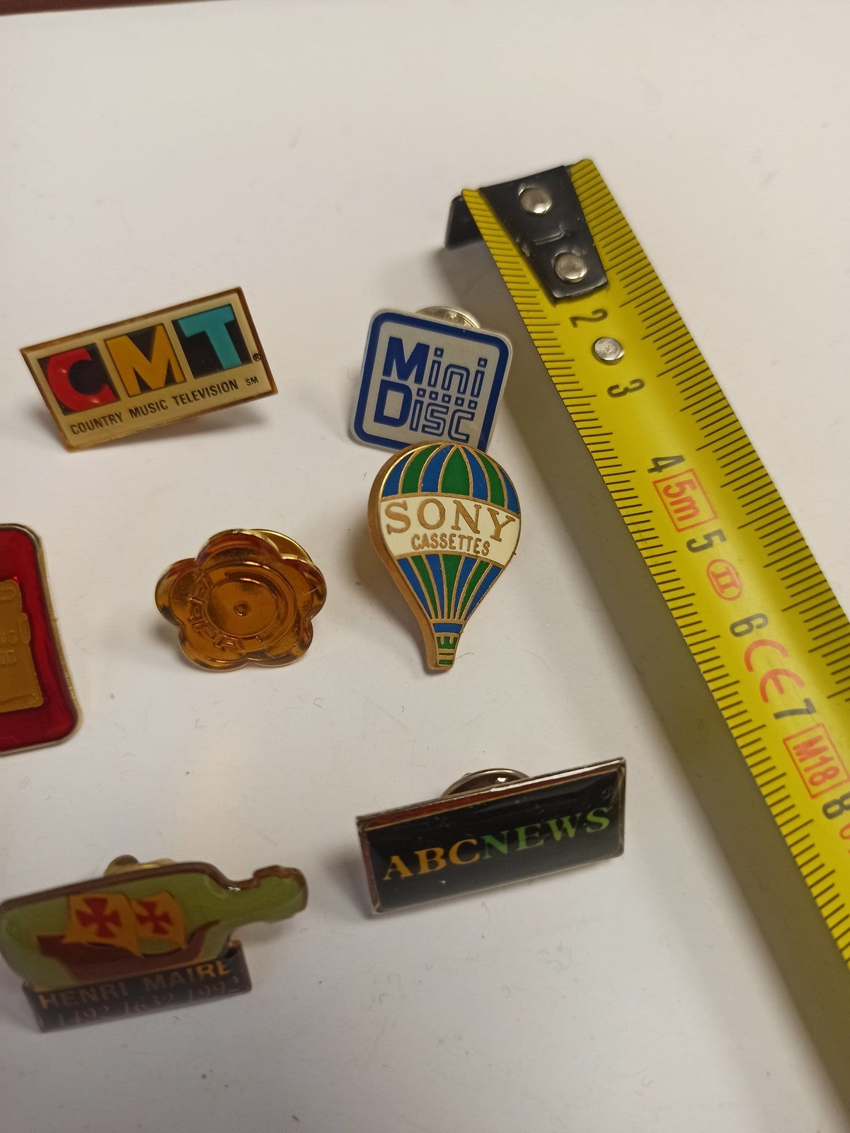 Lot 10 pin's publicitaires vintage années 80-90 TV radio boisson Sony M6