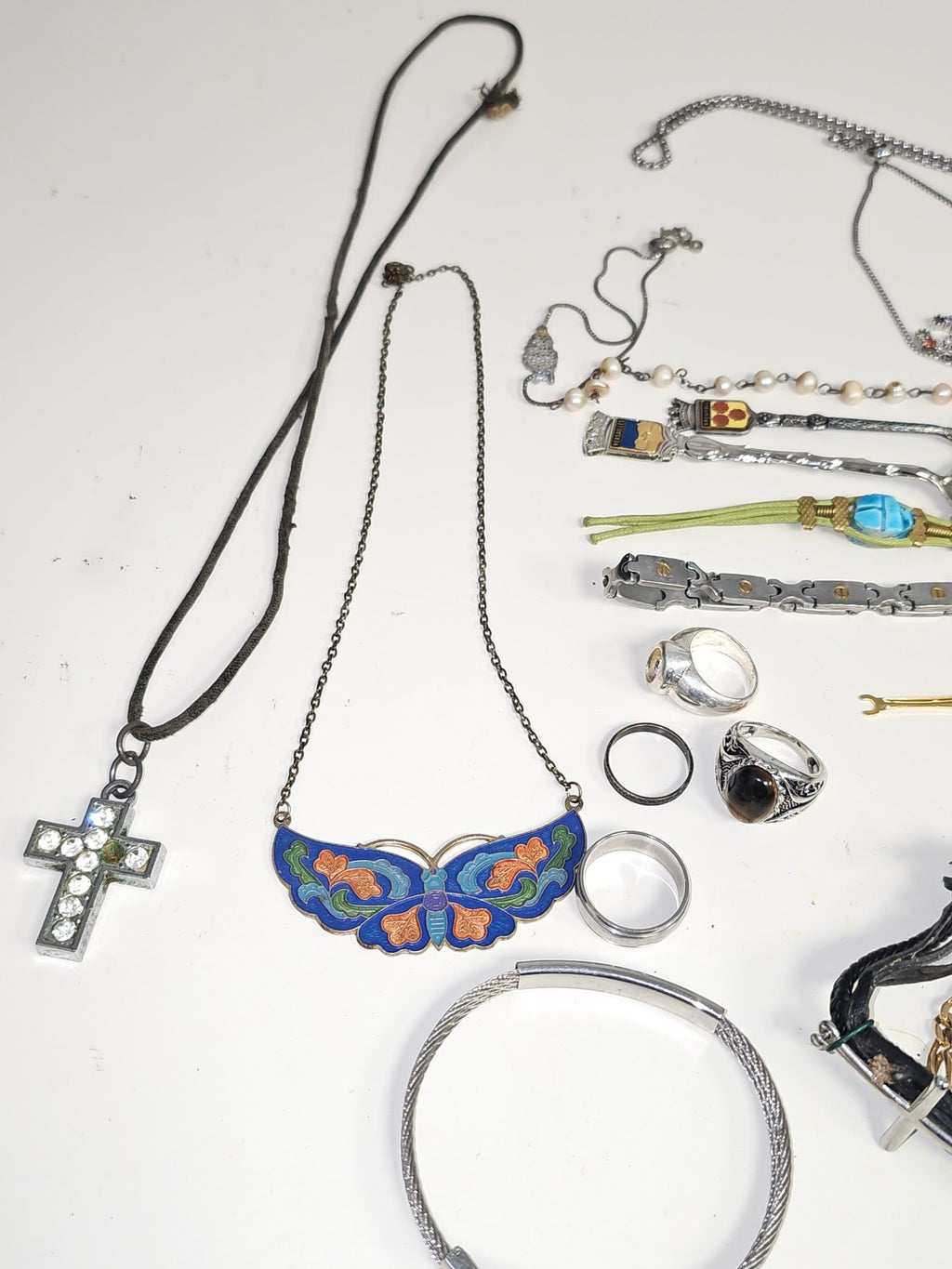 Lot bijoux fantaisie à trier, accessoires divers, parures, bijoux en vrac occasi