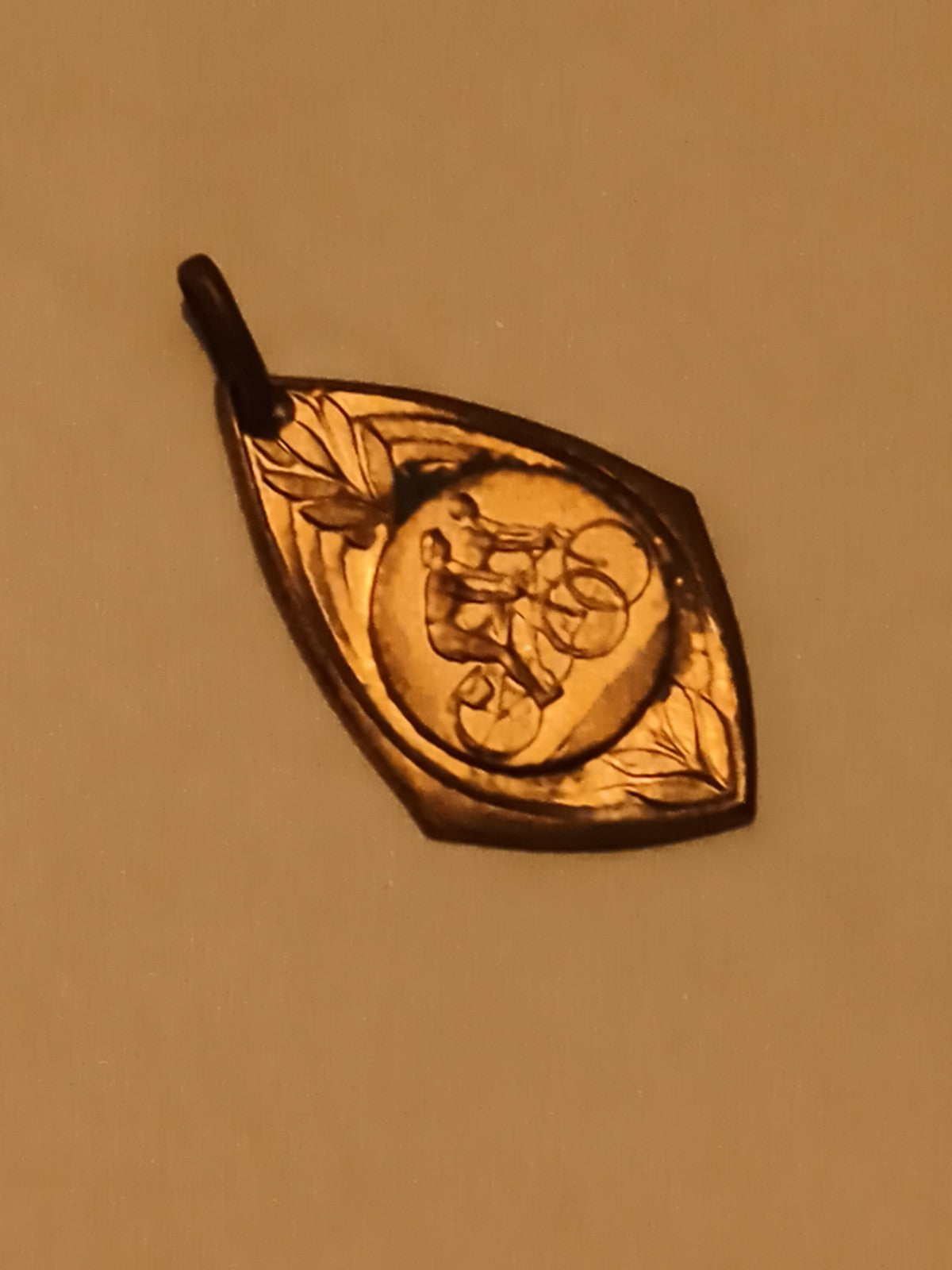 Médaille cyclisme forme losange finition dorée gravure vélo sport