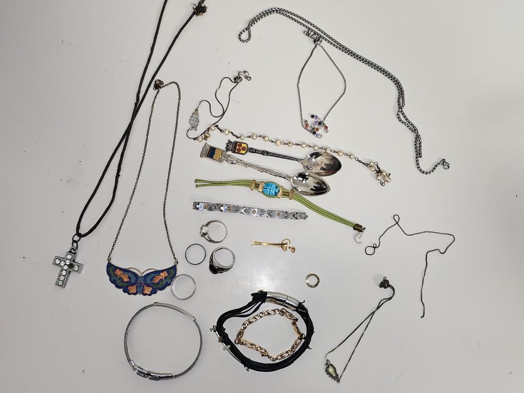 Lot bijoux fantaisie à trier, accessoires divers, parures, bijoux en vrac occasi