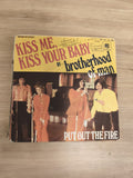 Vinyle 45T Brotherhood of Man Kiss Me Kiss Your Baby / Put Out The Fire pochette