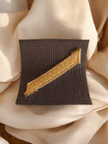 Galon militaire vintage doré sur écusson noir – insigne ancien armée