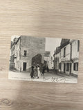 Ancienne carte postale Le Croisic rue de l?Église noir et blanc animée vintage