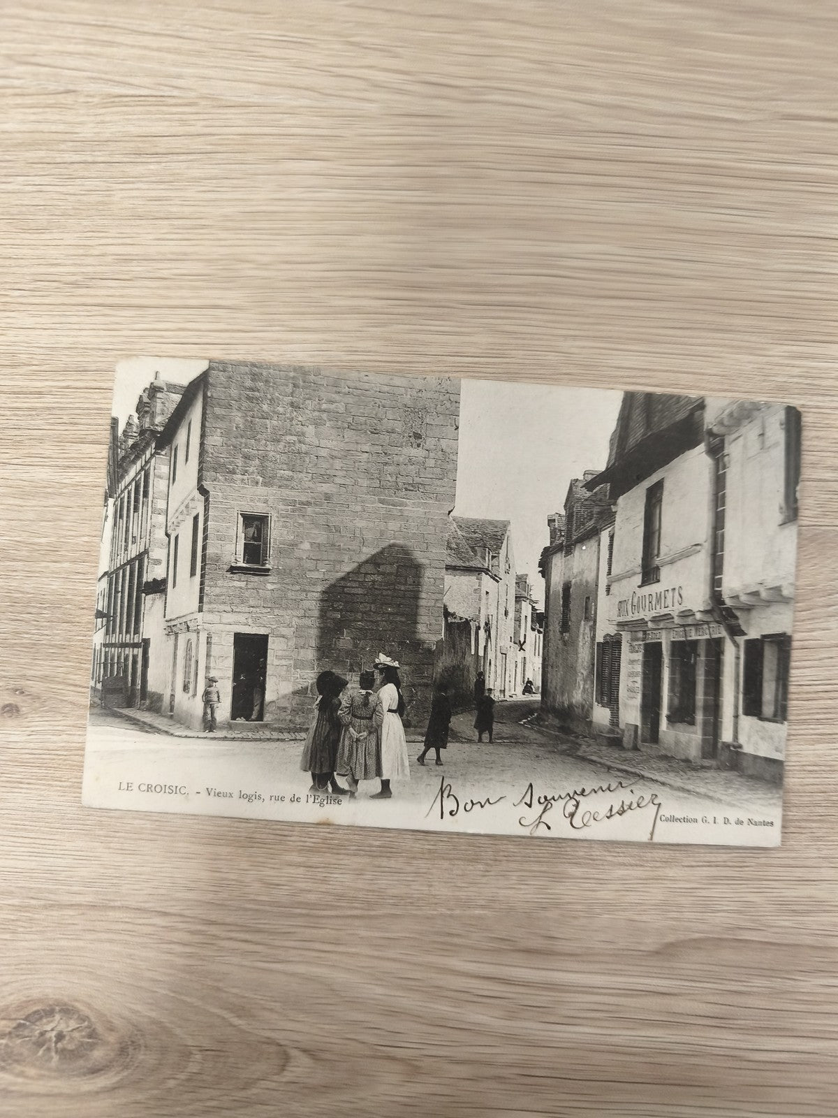 Ancienne carte postale Le Croisic rue de l?Église noir et blanc animée vintage