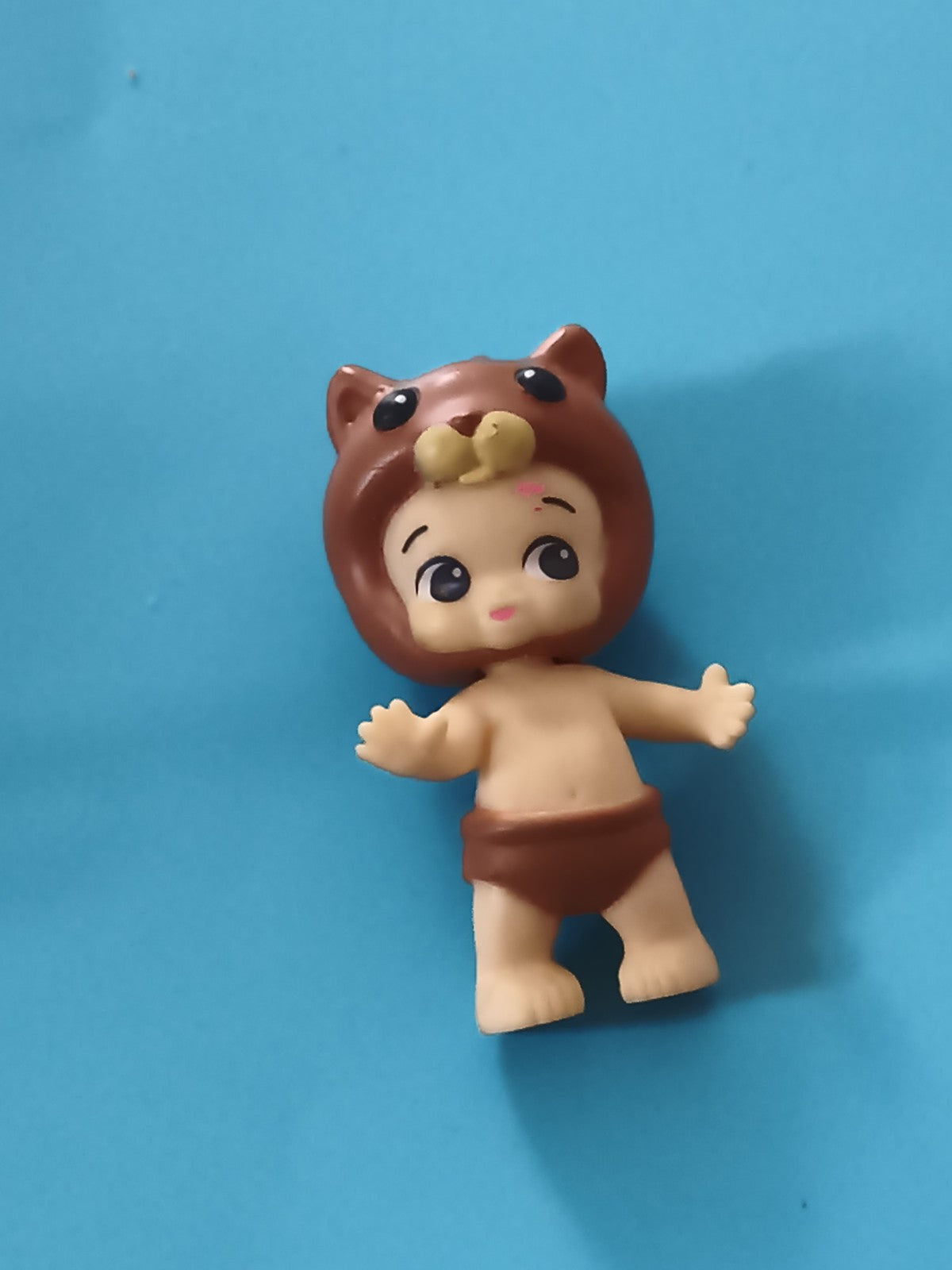 Figurine Twozies bébé bonnet ours brun, mini jouet décoratif