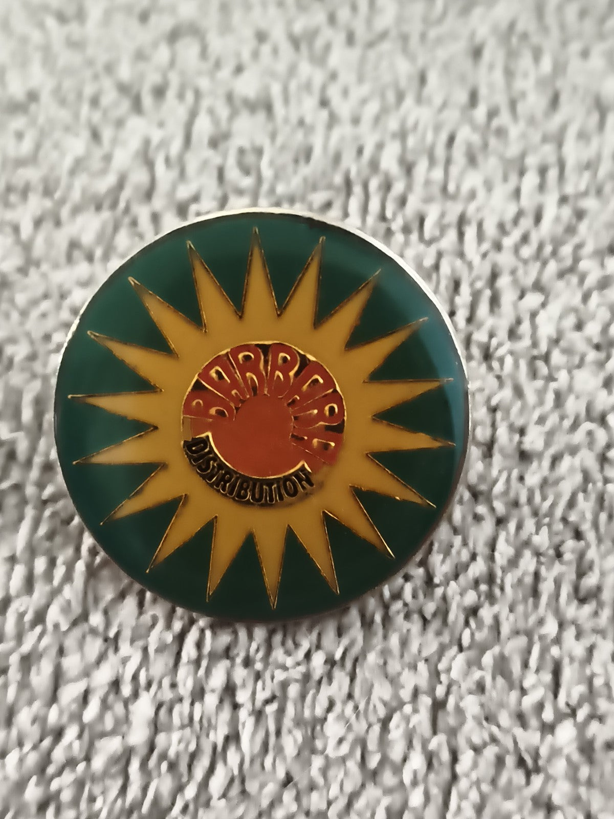Pin's vintage BARBRES DISTRIBUTION vert jaune soleil badge ancien (Ref 4)