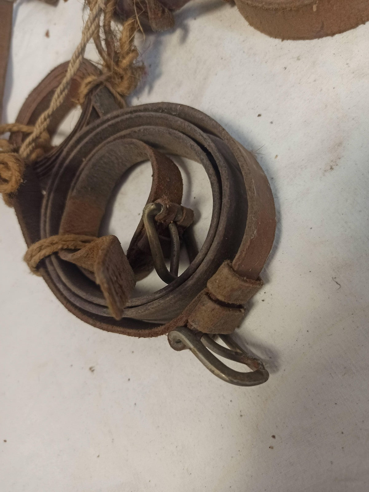Lot sangles militaires anciennes vintage, lanières aspect cuir, accessoire unifo