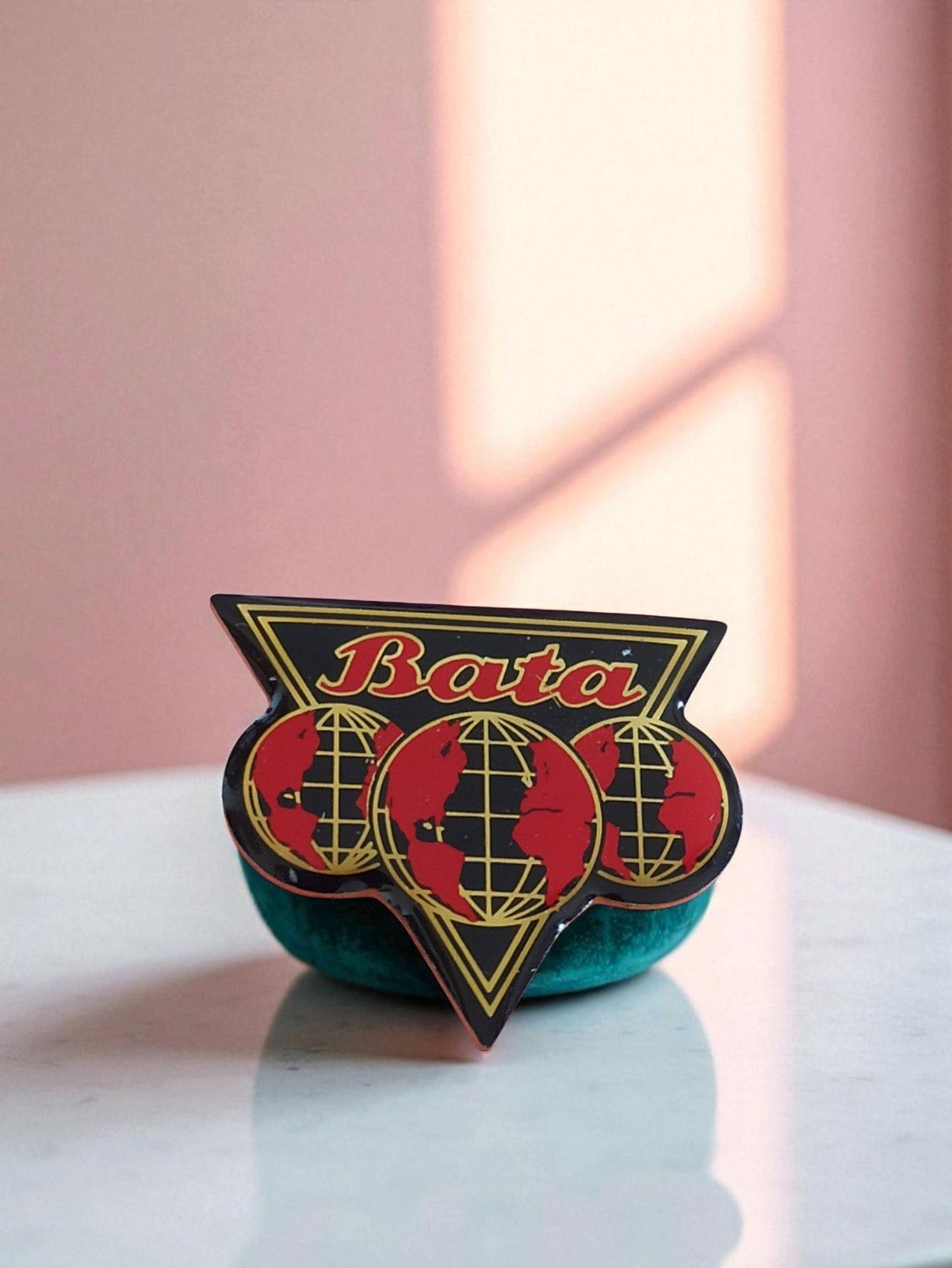 Pin's publicitaire Bata vintage années 80, logo globe, rare original