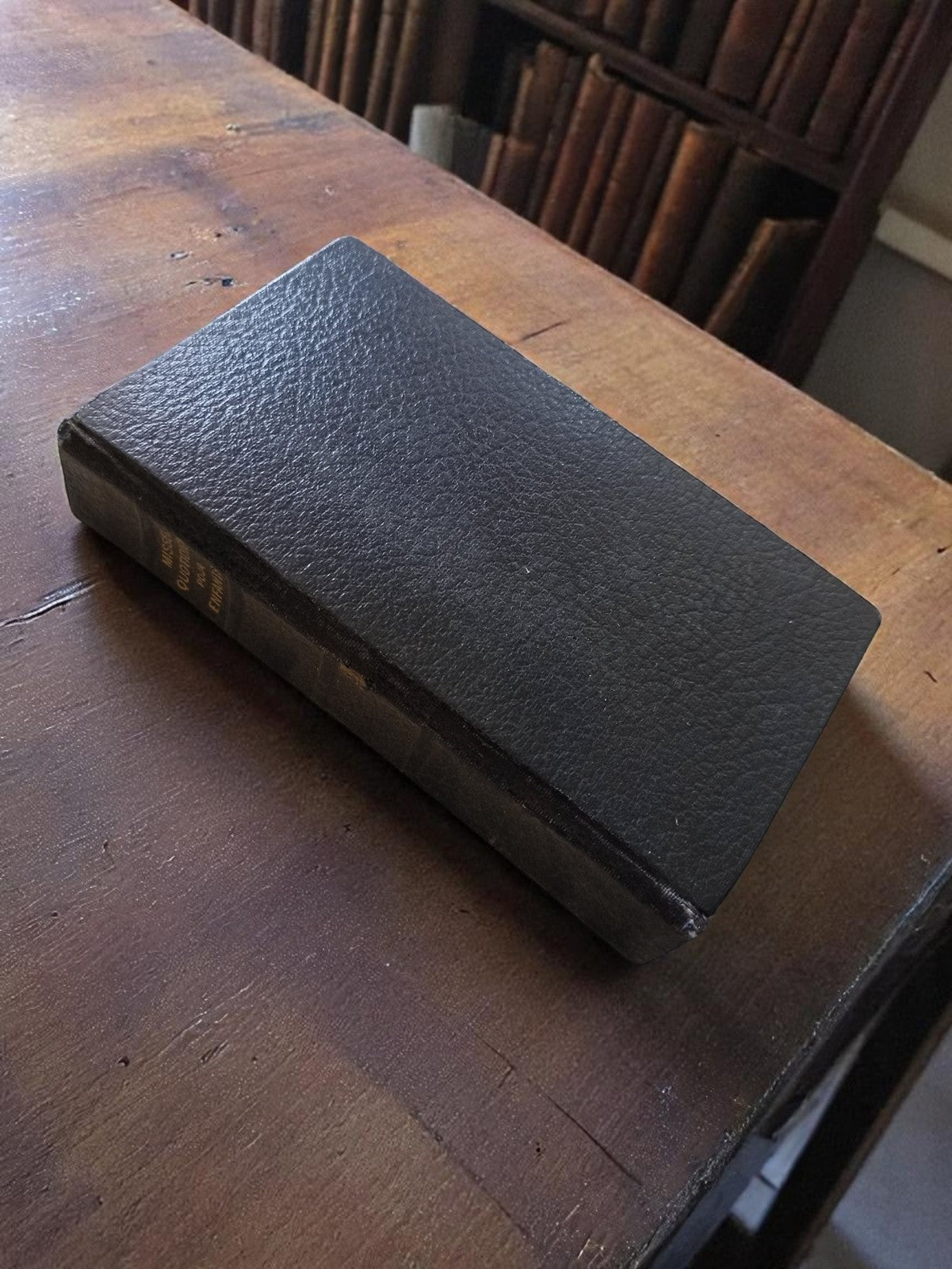 Livre missel ancien reliure cuir noir vintage objet liturgique