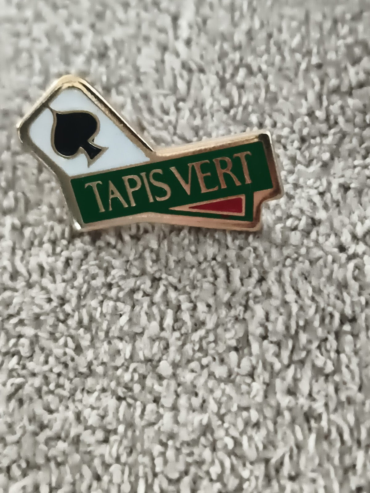 Pin's vintage Tapis Vert, motif pique, vert doré, badge ancien jeu (Ref 9)