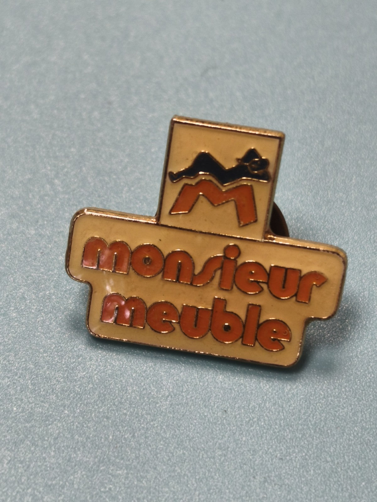 Vintage pin's Monsieur Meuble logo émaillé rétro collection publicité
