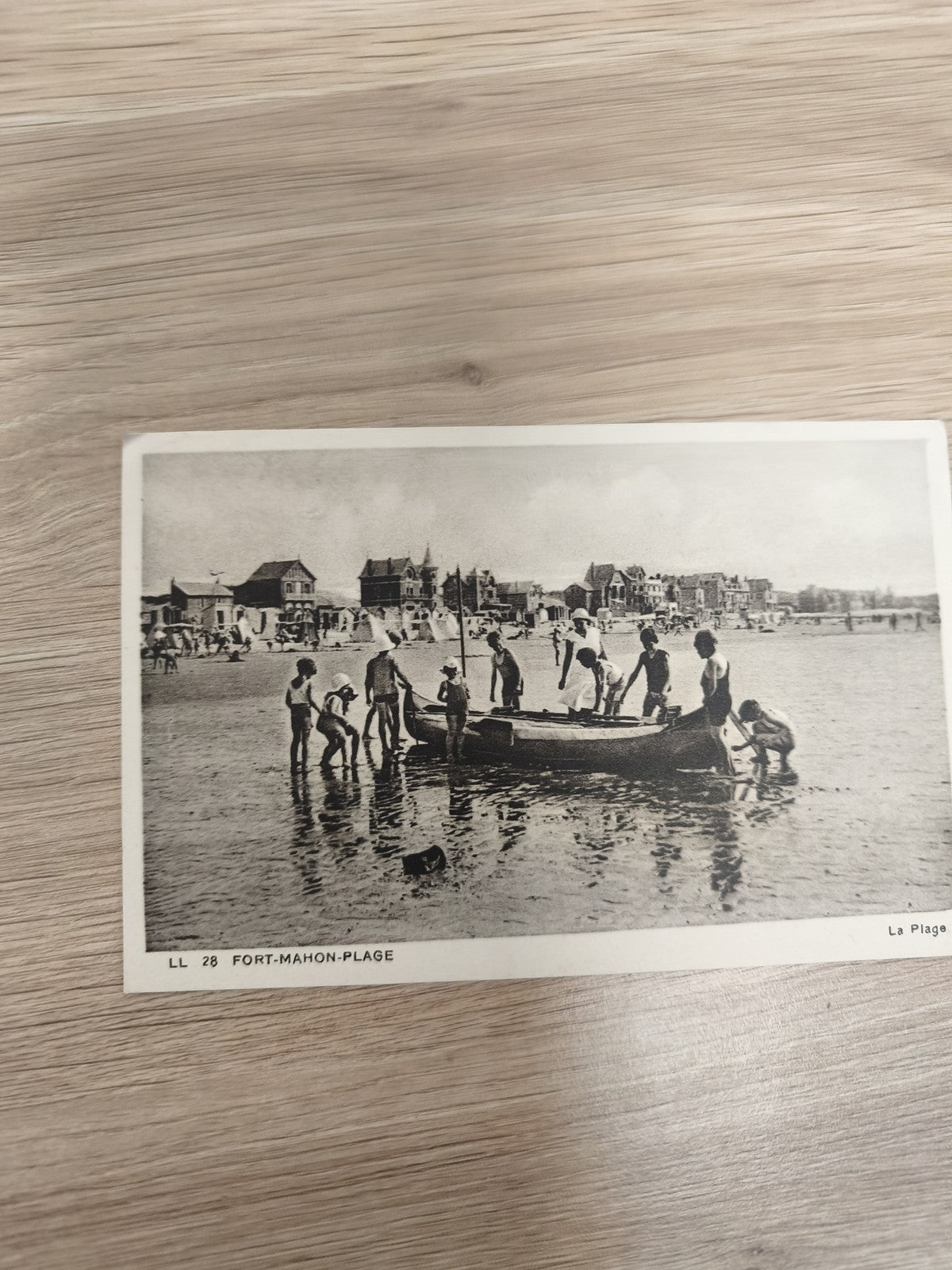 Ancienne carte postale Fort-Mahon-Plage LL 28 rétro, scène plage bateau