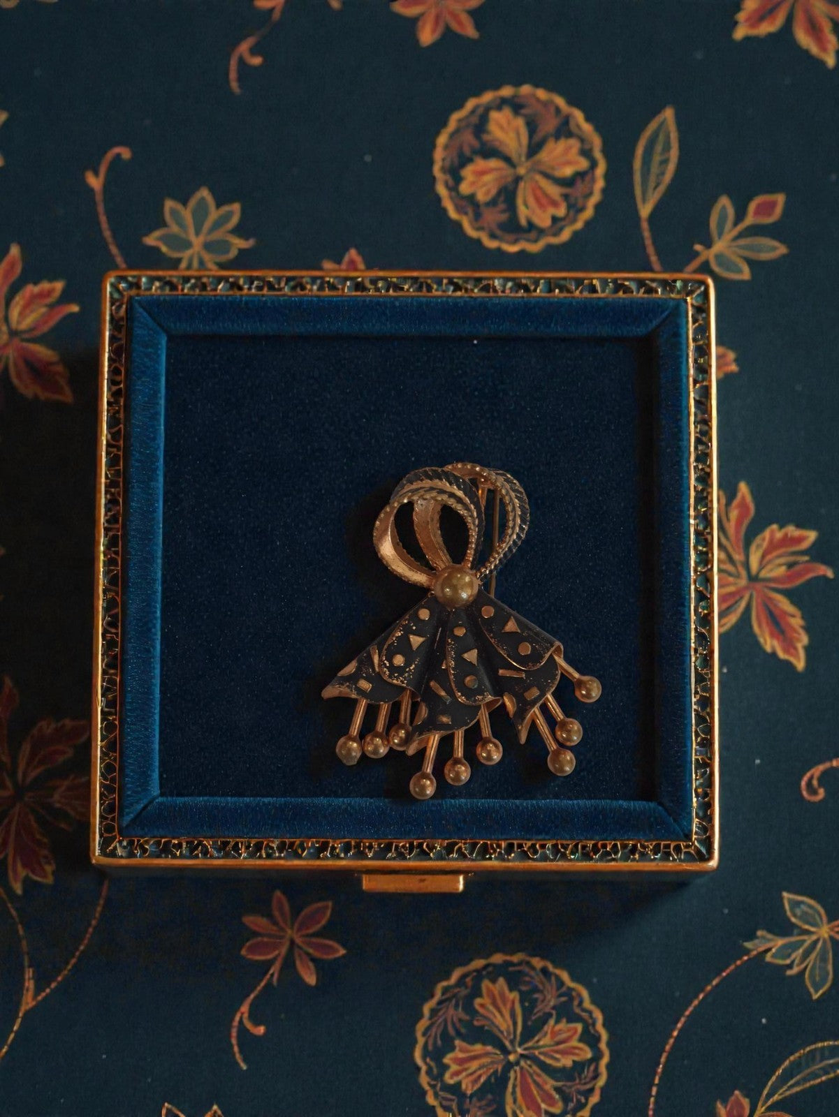 Broche ancienne émaillée Art déco 1930, bijou rétro, motif ruban doré