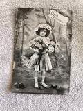 CPA Doux Souvenir fillette bouquet fleurs chapeau carte photo ancienne