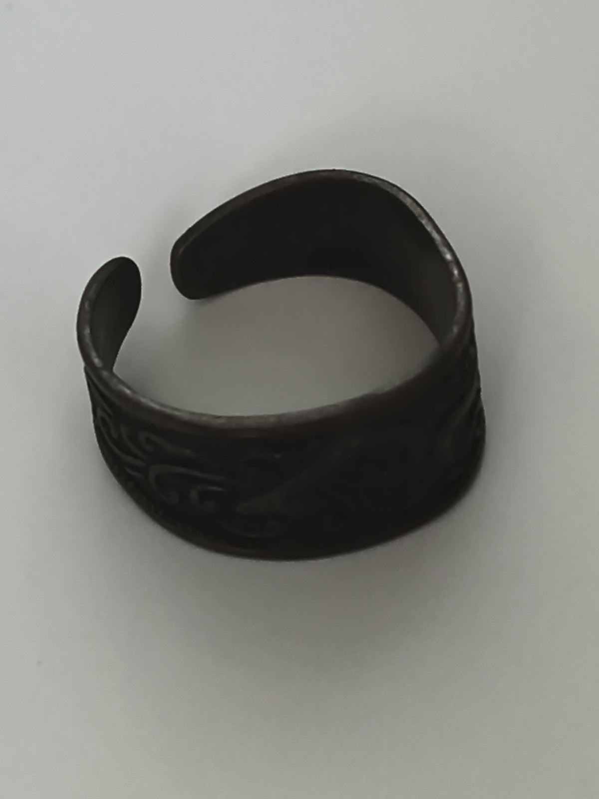 Bague vintage ouverte motif gravé foncé taille 62 anneau rétro ajustable