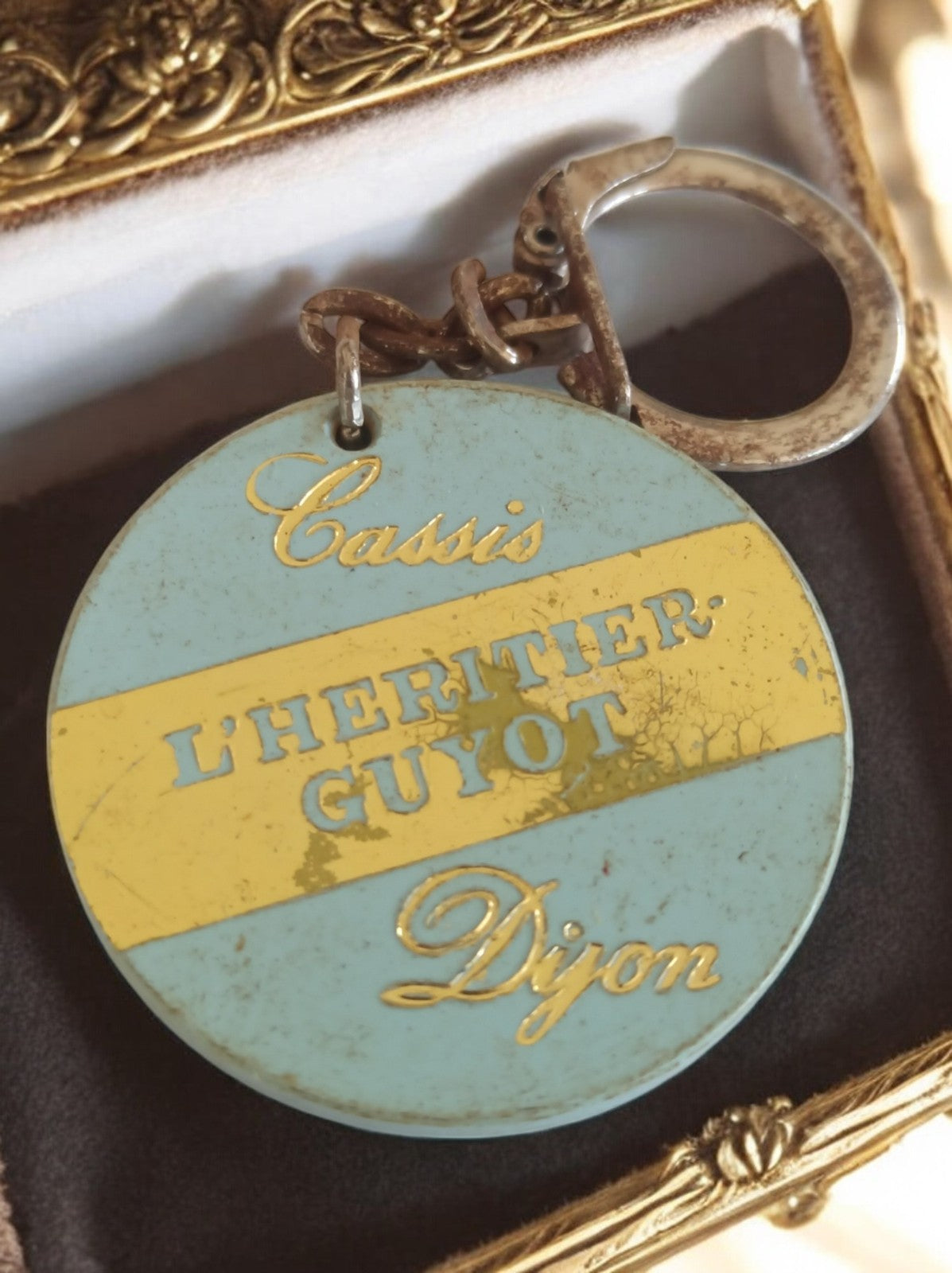 Porte-clés publicitaire vintage Cassis L'Héritier Guyot Dijon France rétro